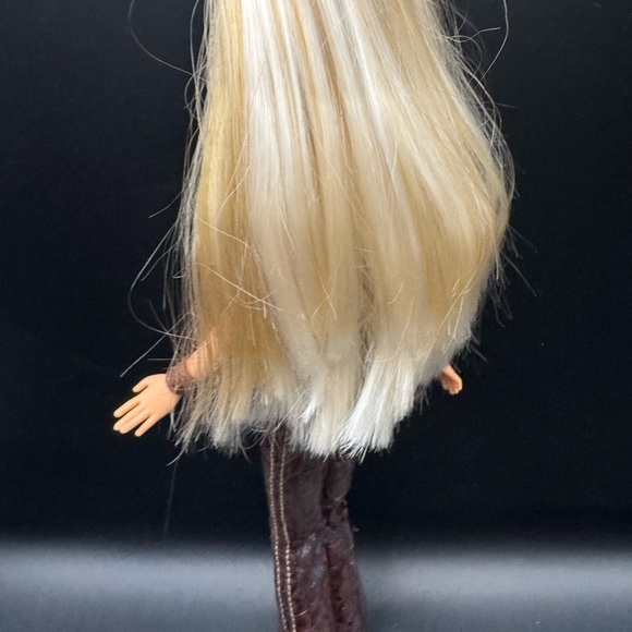 Shakira Barbie Doll with Outfit, Jewelry And Guitar! Guitar Does Not Work. - Picture 5 of 16
